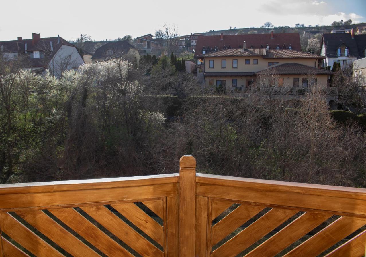 Апартаменти Csalogany Apartman Сексард Екстер'єр фото